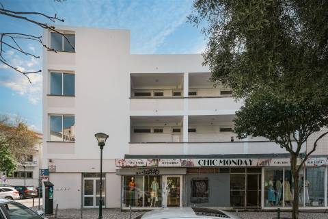 Prédio de 5 frações com propriedade horizontal, remodelado no Centro de Cascais.