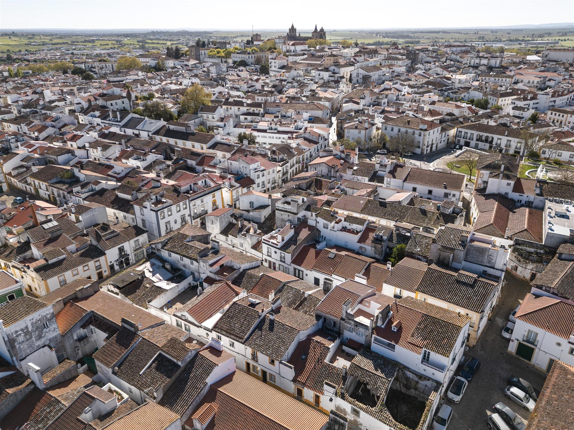 Andar de Moradia T2 com terraço no centro histórico de Évora
