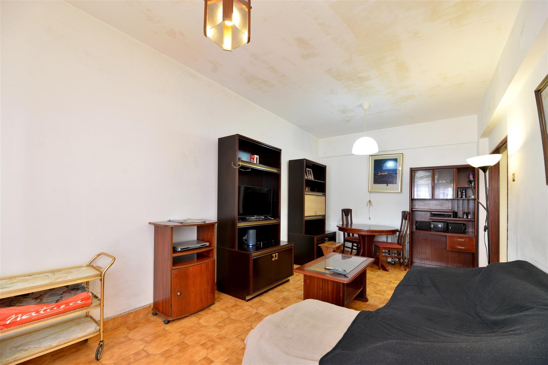 Apartamento T2 para remodelar em Porto Salvo, Oeiras