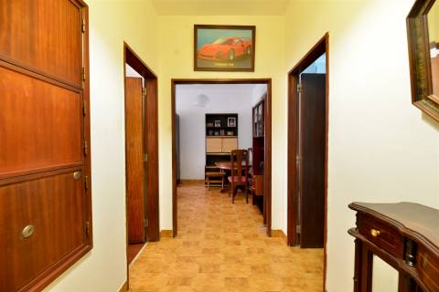 Apartamento T2 para remodelar em Porto Salvo, Oeiras