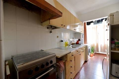 Apartamento T2 para remodelar em Porto Salvo, Oeiras