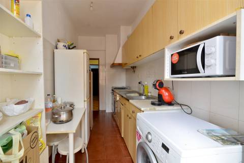 Apartamento T2 para remodelar em Porto Salvo, Oeiras