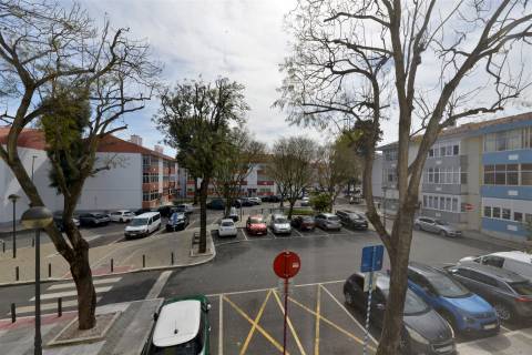 Apartamento T2 para remodelar em Porto Salvo, Oeiras