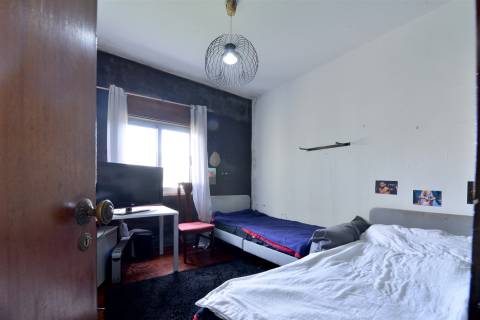Apartamento T2 para remodelar em Porto Salvo, Oeiras