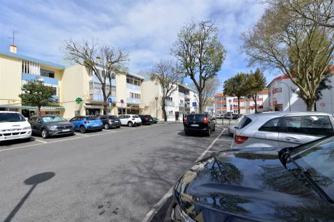 Apartamento T2 para remodelar em Porto Salvo, Oeiras