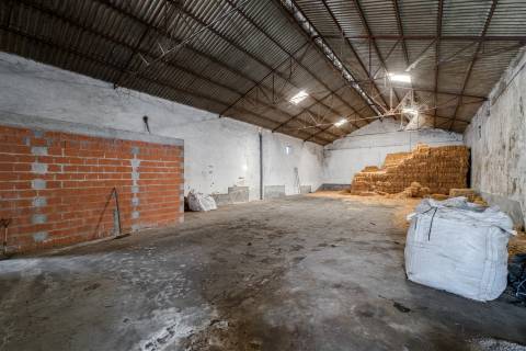 Armazém agrícola ou industrial em São Manços