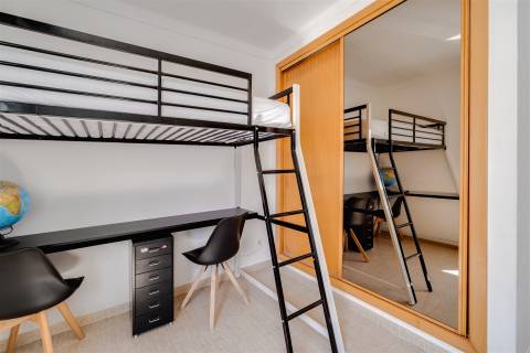 Moradia T3 Térrea com Quintal, Garagem e Anexo no Redondo – Áreas Amplas e Excelente Exposição Solar