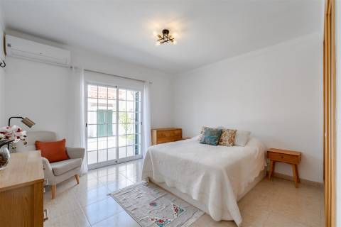 Moradia T3 Térrea com Quintal, Garagem e Anexo no Redondo – Áreas Amplas e Excelente Exposição Solar