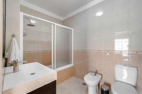 Moradia T3 Térrea com Quintal, Garagem e Anexo no Redondo – Áreas Amplas e Excelente Exposição Solar