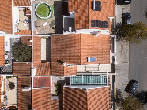 Moradia T3 Térrea com Quintal, Garagem e Anexo no Redondo – Áreas Amplas e Excelente Exposição Solar