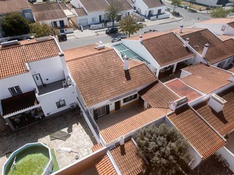 Moradia T3 Térrea com Quintal, Garagem e Anexo no Redondo – Áreas Amplas e Excelente Exposição Solar