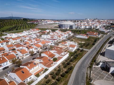 Moradia T3 Térrea com Quintal, Garagem e Anexo no Redondo – Áreas Amplas e Excelente Exposição Solar