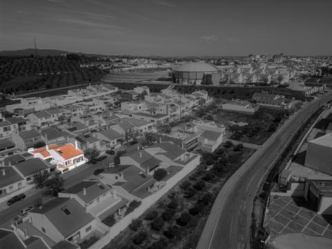 Moradia T3 Térrea com Quintal, Garagem e Anexo no Redondo – Áreas Amplas e Excelente Exposição Solar