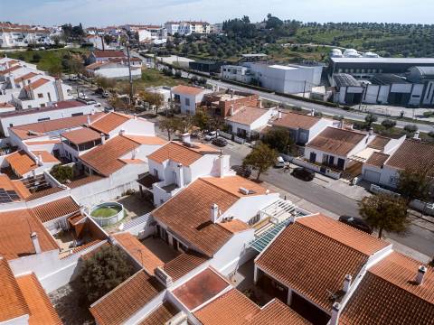 Moradia T3 Térrea com Quintal, Garagem e Anexo no Redondo – Áreas Amplas e Excelente Exposição Solar