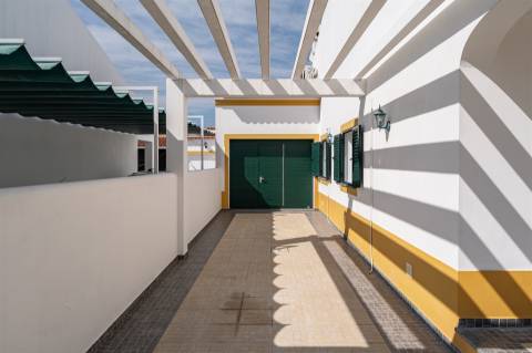 Moradia T3 Térrea com Quintal, Garagem e Anexo no Redondo – Áreas Amplas e Excelente Exposição Solar