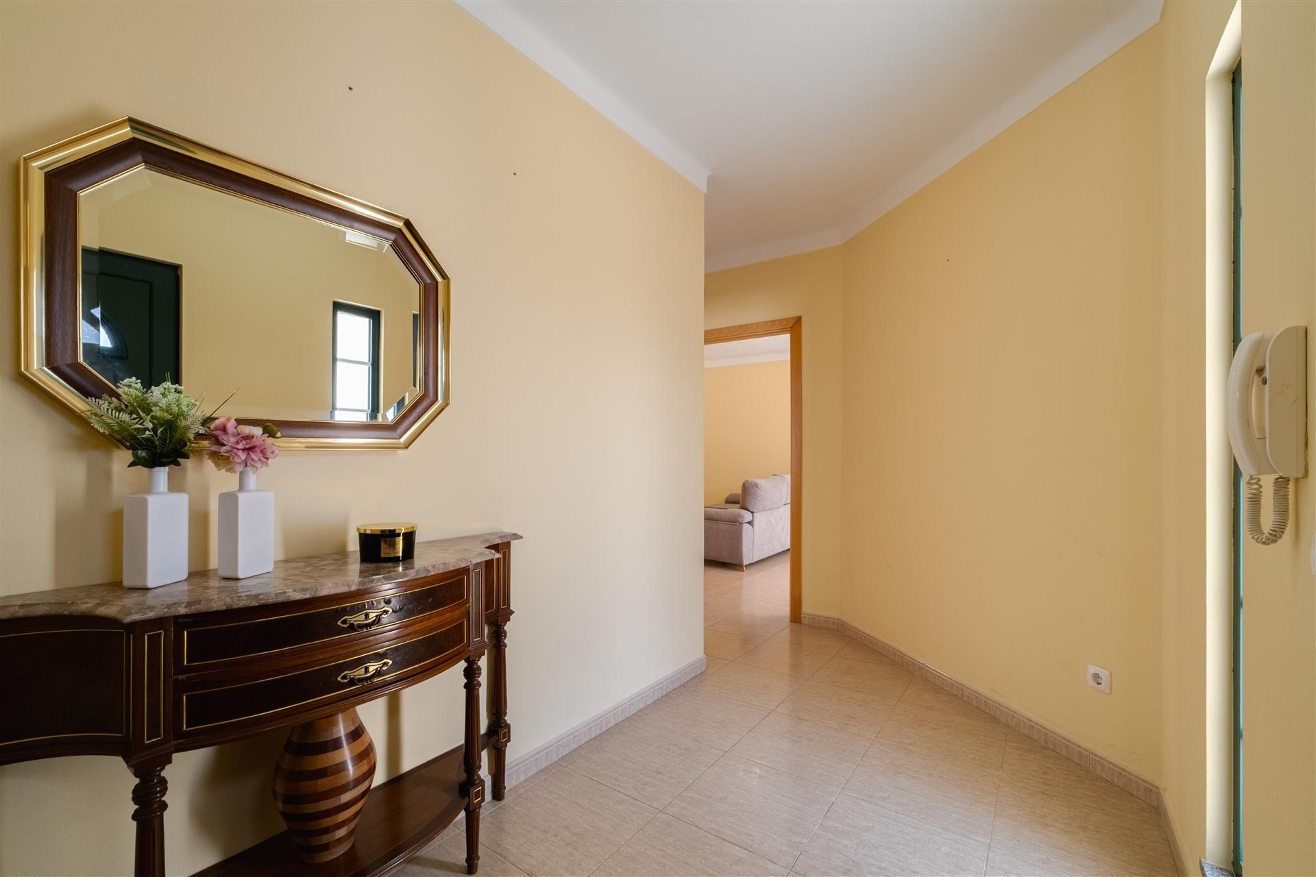 Moradia T3 Térrea com Quintal, Garagem e Anexo no Redondo – Áreas Amplas e Excelente Exposição Solar