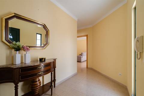 Moradia T3 Térrea com Quintal, Garagem e Anexo no Redondo – Áreas Amplas e Excelente Exposição Solar