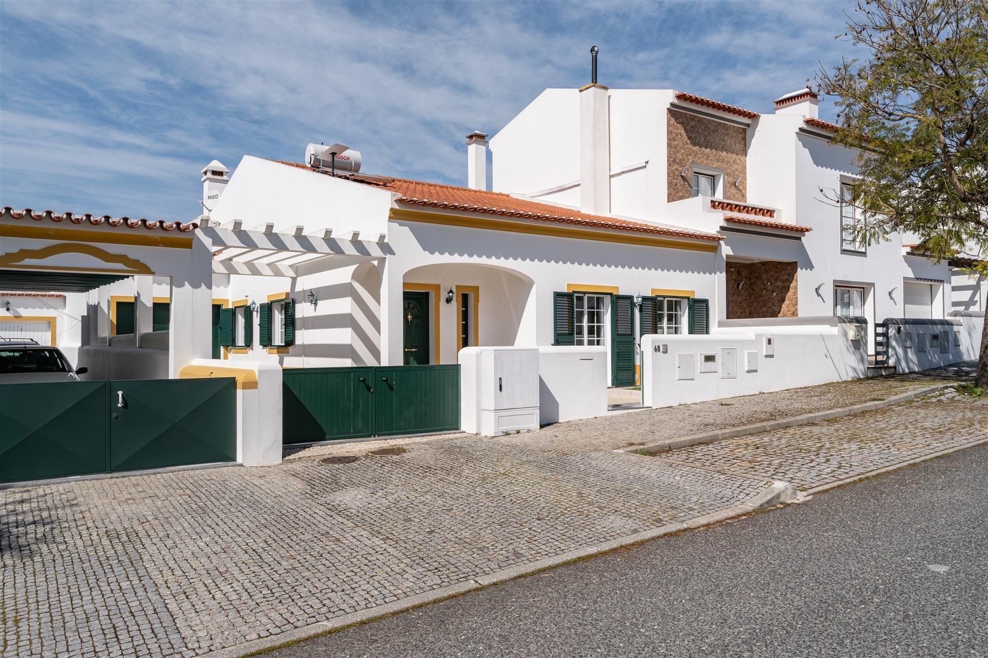 Moradia T3 Térrea com Quintal, Garagem e Anexo no Redondo – Áreas Amplas e Excelente Exposição Solar