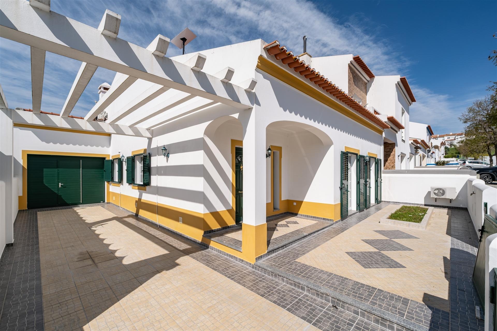 Moradia T3 Térrea com Quintal, Garagem e Anexo no Redondo – Áreas Amplas e Excelente Exposição Solar