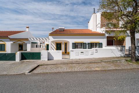 Moradia T3 Térrea com Quintal, Garagem e Anexo no Redondo – Áreas Amplas e Excelente Exposição Solar