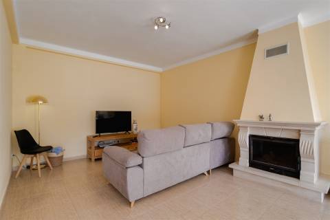 Moradia T3 Térrea com Quintal, Garagem e Anexo no Redondo – Áreas Amplas e Excelente Exposição Solar