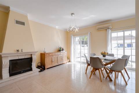 Moradia T3 Térrea com Quintal, Garagem e Anexo no Redondo – Áreas Amplas e Excelente Exposição Solar