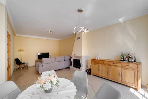 Moradia T3 Térrea com Quintal, Garagem e Anexo no Redondo – Áreas Amplas e Excelente Exposição Solar