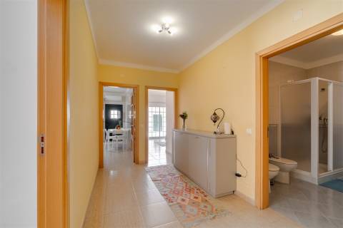 Moradia T3 Térrea com Quintal, Garagem e Anexo no Redondo – Áreas Amplas e Excelente Exposição Solar