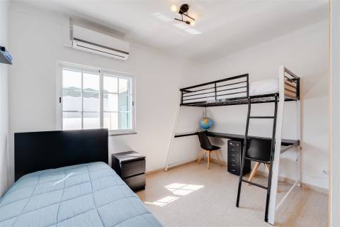 Moradia T3 Térrea com Quintal, Garagem e Anexo no Redondo – Áreas Amplas e Excelente Exposição Solar