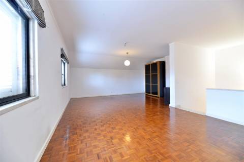 Apartamento T1 +1 para arrendar na Quinta Do Barão