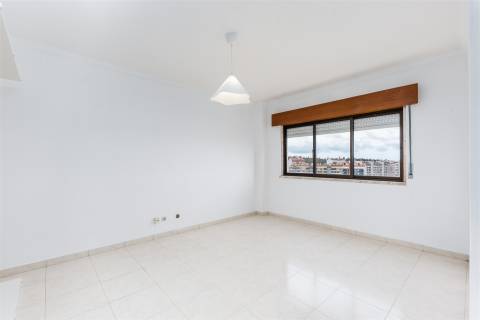 Apartamento T2+1 (convertido em T3) em Rio de Mouro – Excelente Localização