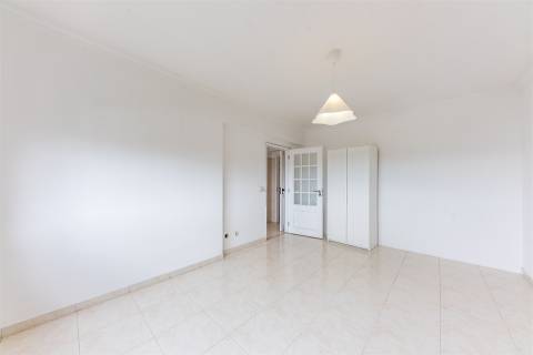 Apartamento T2+1 (convertido em T3) em Rio de Mouro – Excelente Localização