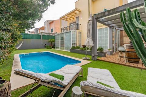 Moradia T4 isolada com piscina aquecida em Alcabideche