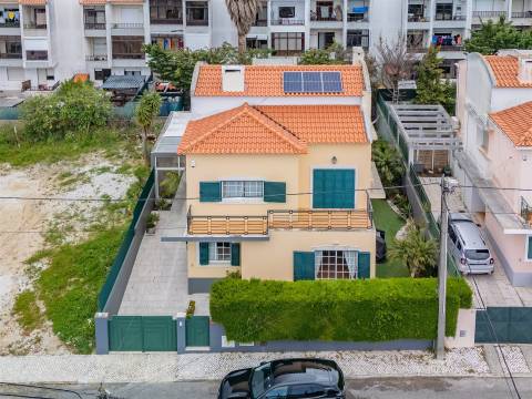 Moradia T4 isolada com piscina aquecida em Alcabideche