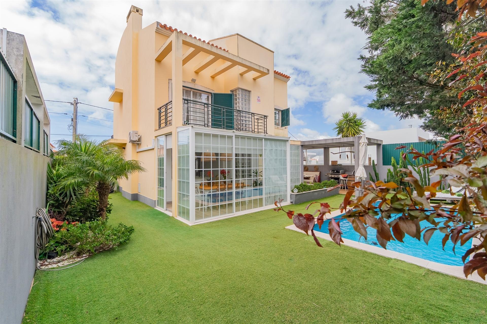 Moradia T4 para arrendar com piscina aquecida em Alcabideche