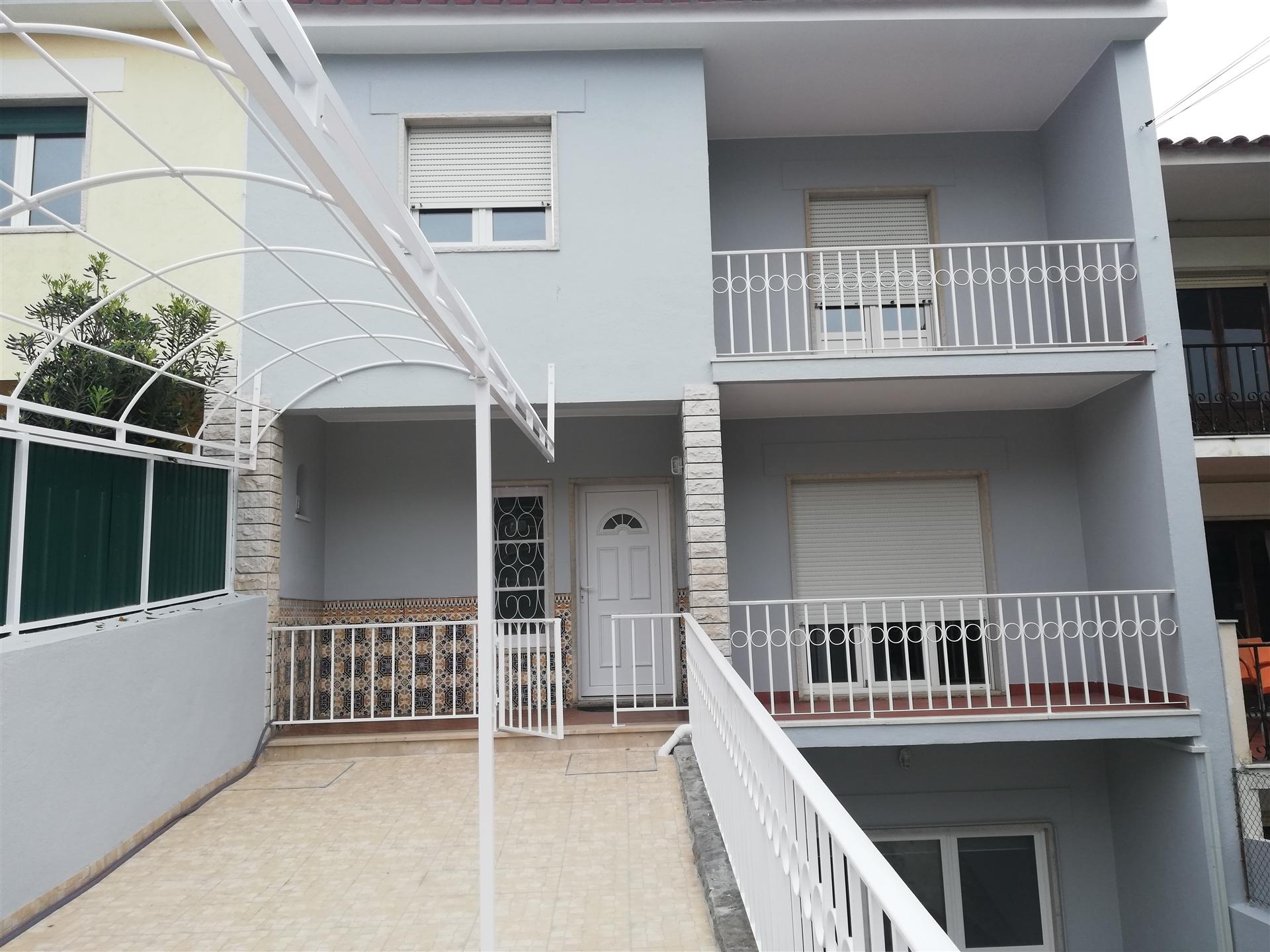 Moradia T7+2 em zona central da Parede.