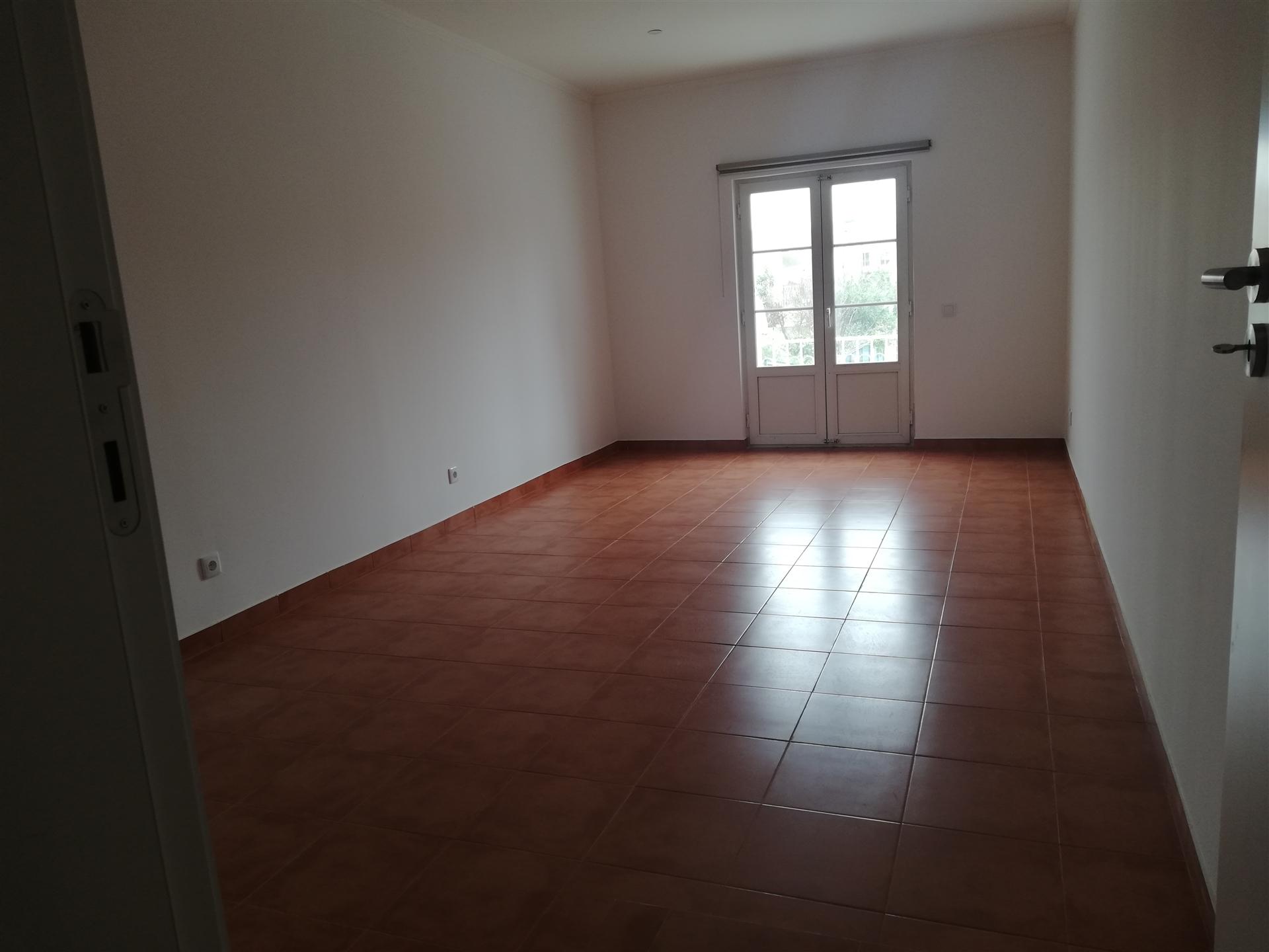 Moradia T7+2 em zona central da Parede.
