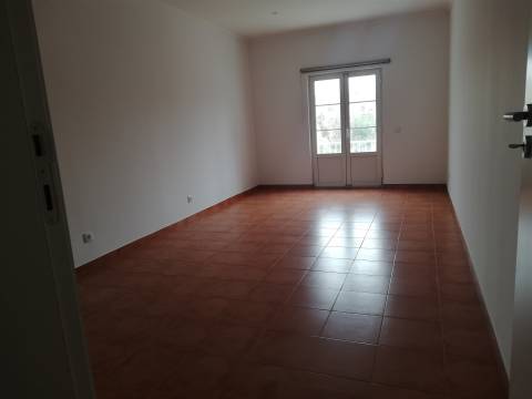 Moradia T7+2 em zona central da Parede.