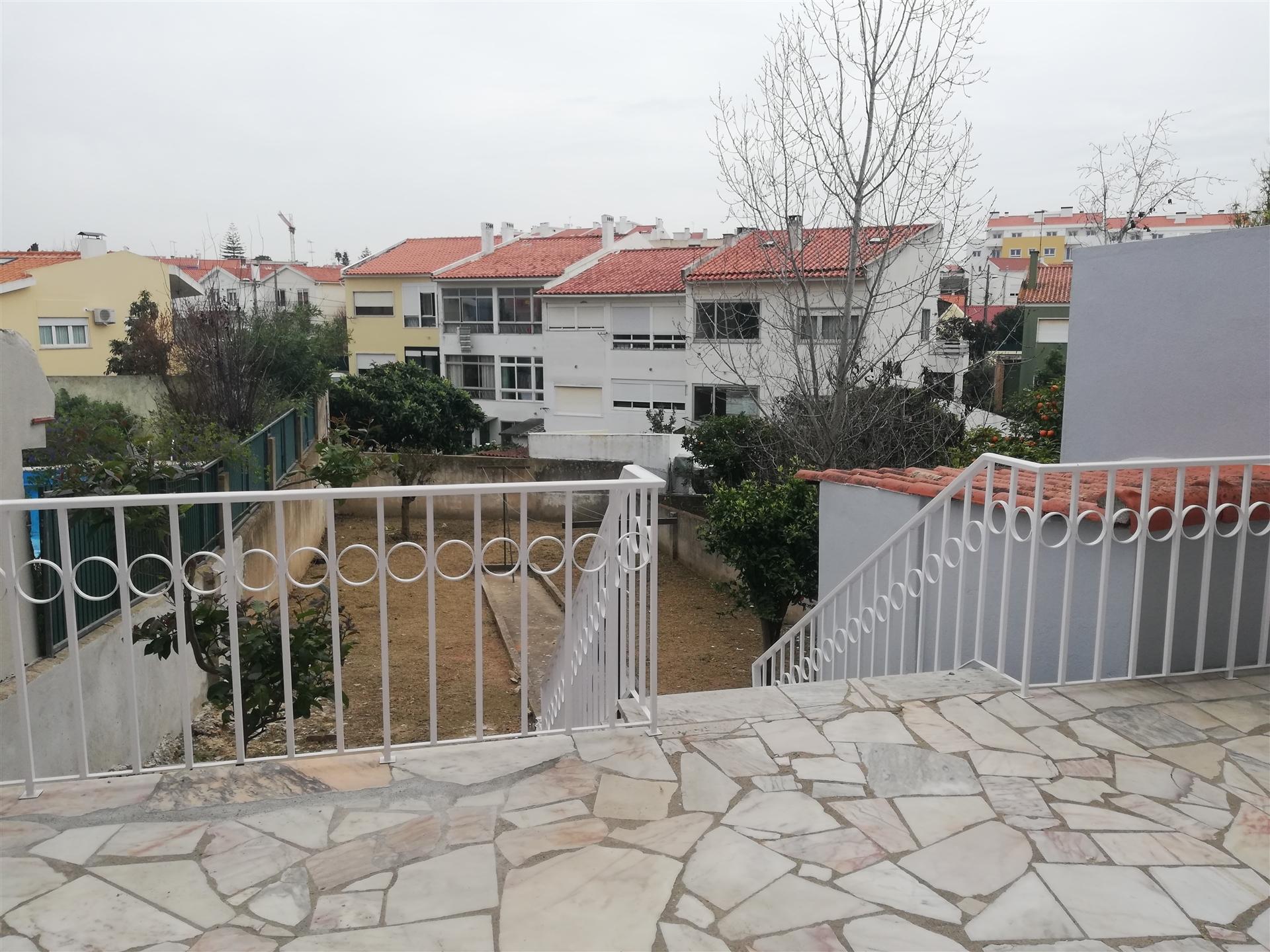 Moradia T7+2 em zona central da Parede.
