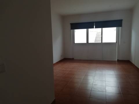 Moradia T7+2 em zona central da Parede.