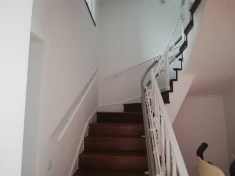 Moradia T7+2 em zona central da Parede.