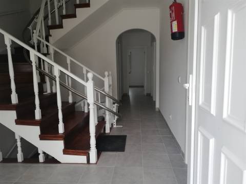 Moradia T7+2 em zona central da Parede.