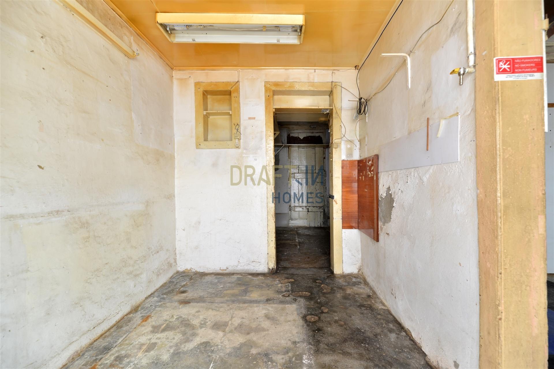 Loja para Remodelação Total | Rua São Boaventura | 32 m² | Possibilidade de Conversão em Habitação