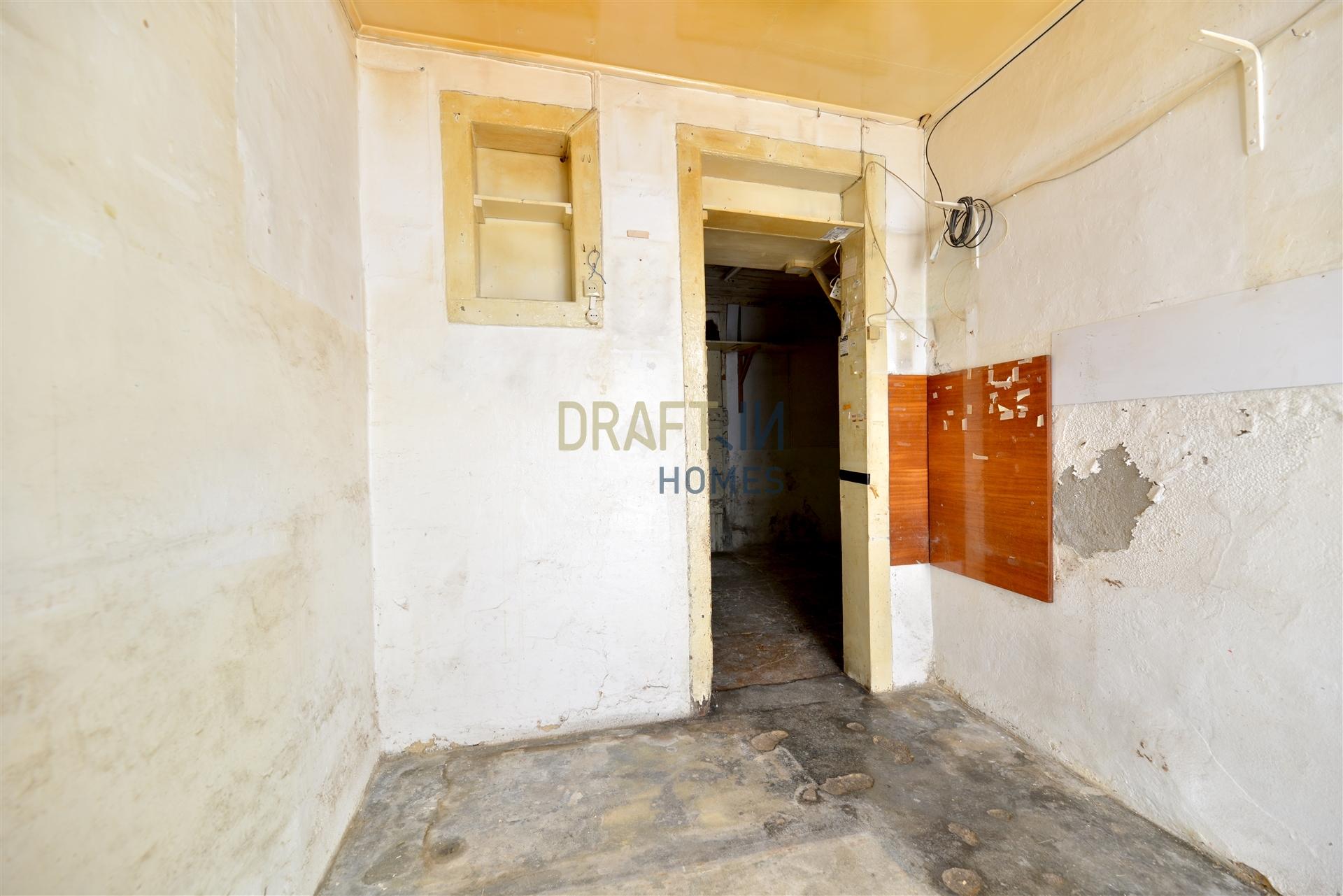 Loja para Remodelação Total | Rua São Boaventura | 32 m² | Possibilidade de Conversão em Habitação