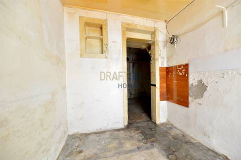 Loja para Remodelação Total | Rua São Boaventura | 32 m² | Possibilidade de Conversão em Habitação