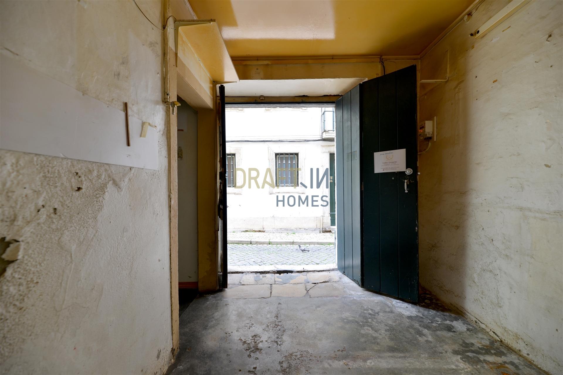 Loja para Remodelação Total | Rua São Boaventura | 32 m² | Possibilidade de Conversão em Habitação
