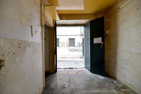 Loja para Remodelação Total | Rua São Boaventura | 32 m² | Possibilidade de Conversão em Habitação