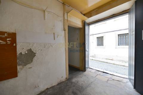 Loja para Remodelação Total | Rua São Boaventura | 32 m² | Possibilidade de Conversão em Habitação