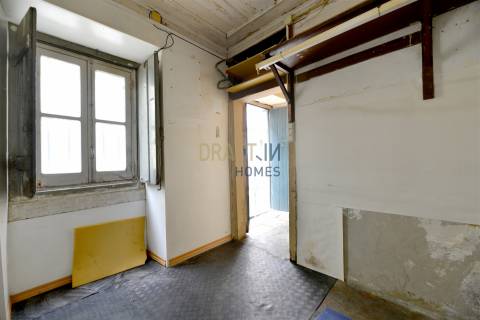Loja para Remodelação Total | Rua São Boaventura | 32 m² | Possibilidade de Conversão em Habitação