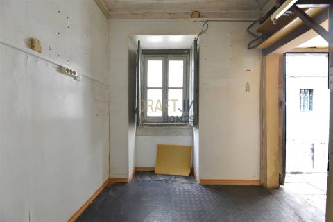 Loja para Remodelação Total | Rua São Boaventura | 32 m² | Possibilidade de Conversão em Habitação